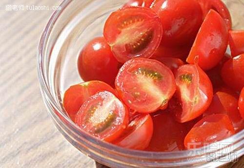 生吃番茄最常见的就是番茄拌糖。