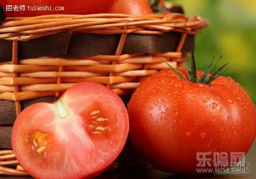 常吃番茄能够帮助防治夜盲，预防白内障的发生