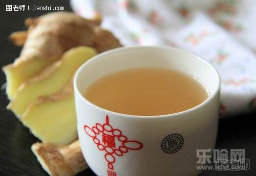 早上可以喝蜂蜜姜茶，能够帮助润肠通便有效防治便秘，排毒素