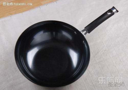 新买的铁锅第一次可以用肥肉来开锅。