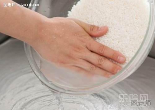 如果是想要给新买的铁锅除锈，可以使用淘米水