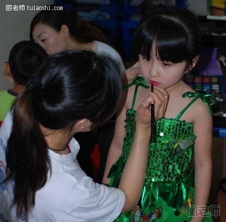 解析儿童舞台妆的化妆技巧 呵护孩子娇嫩肌肤