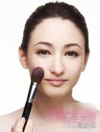 OL日常化妆技巧 4步打造淡雅妆容