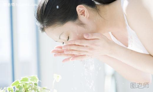 分享洗脸的正确方法 洗脸新技能提升洁肤力度
