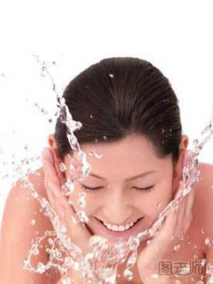 日常用淘米水洗脸的好处 就是让皮肤变得光滑有弹性