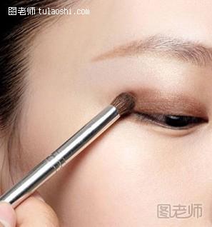 2012最新单眼皮化妆技巧 让你瞬间打造迷人大眼