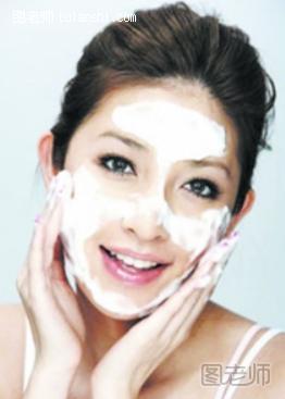 分享洗脸的正确方法 洗脸新技能提升洁肤力度