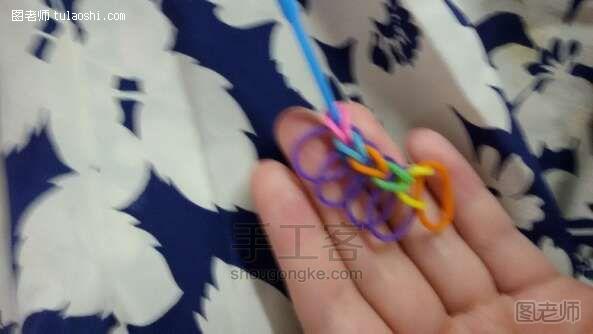 手工编织图片教程【图文】稍高端的彩虹皮筋手链