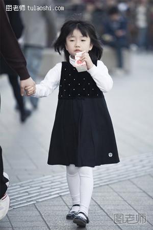 夏季服装搭配 韩国灰色系街拍让你立马变潮人 