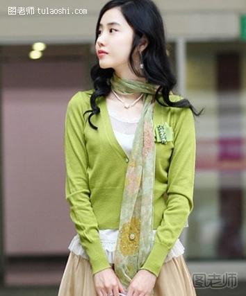 【图】女生服装搭配的技巧,绿色丝巾搭配