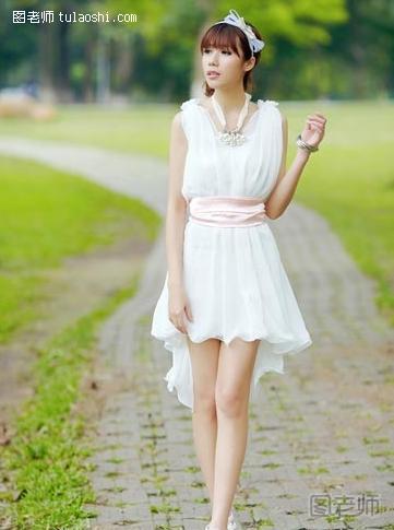 【夏季服装搭配技巧】 白色雪纺连衣裙搭配让你穿出时尚小清新 