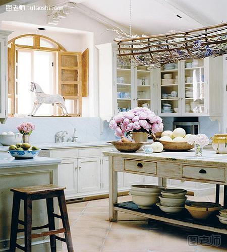 田园风格小户型厨房设计效果图 大胆的色彩搭配让人耳目一新