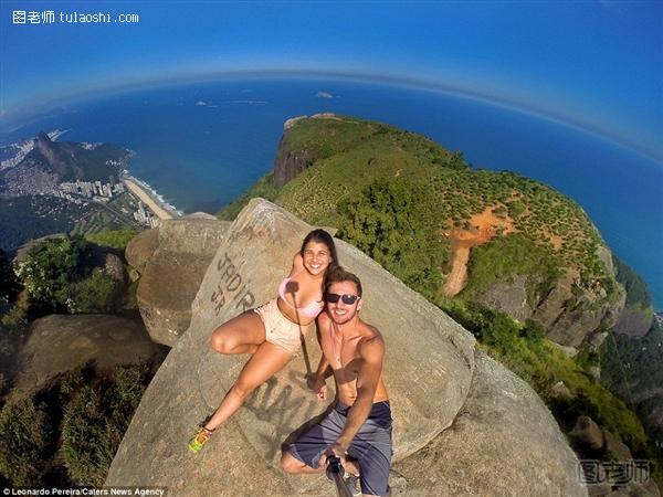 太疯狂了！情侣843米高悬崖拍照：看着腿就软