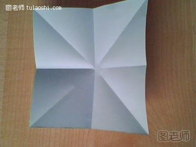 过程1:一张正方形的纸，横折一次，竖折一次，对角各折一次，这么留下一个“米”字形的折痕，便利下一个过程的制造。