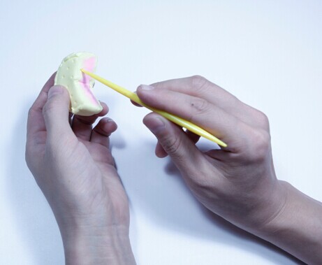 过程13:用戳点东西在月饼切开的有些戳挑，制作粗糙肌理作用。