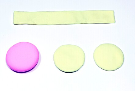 过程2:粉色圆球、两个浅黄色小圆球压成圆片，巨细一样。浅黄色大圆球压生长条形。如图：