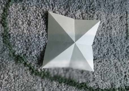过程1:预备一张彩纸，折出对角线和两条中线