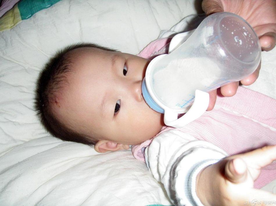 宝宝过两岁后要少喝全脂奶