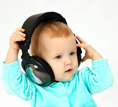 幼儿用耳机听音乐当心影响听力