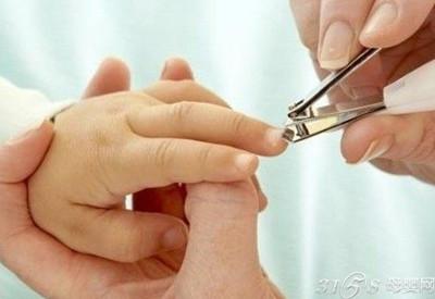 给婴儿剪指甲的方法