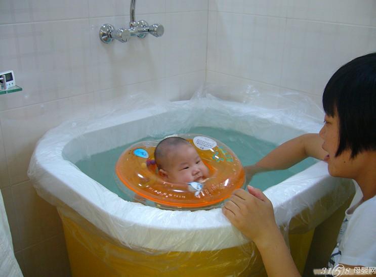 几岁的宝宝可以用婴儿游泳池
