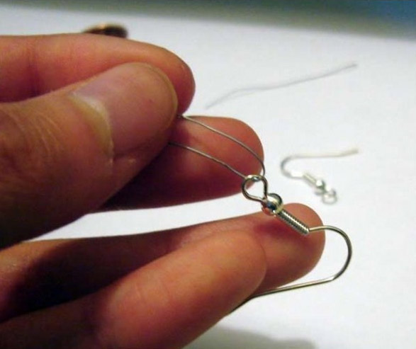 过程10:金属丝穿过耳环挂钩