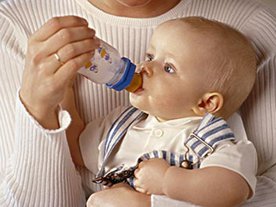 宝宝喝奶方法不对