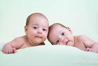 胞胎母乳喂养技巧