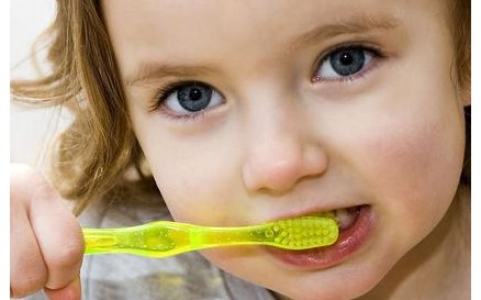 教孩子刷牙你示范的正确吗?