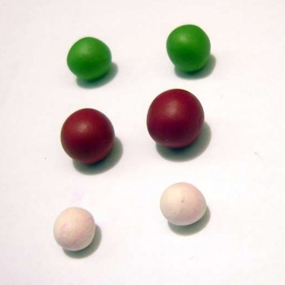 过程2:分别用绿色、紫色、白色软陶各捏2个圆球，紫色大点儿