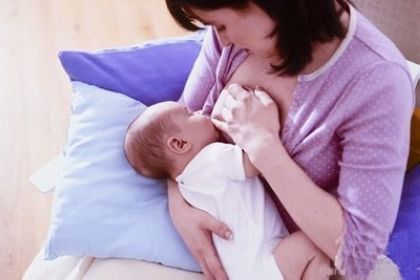 母乳喂养的正确姿势,母乳喂养的姿势