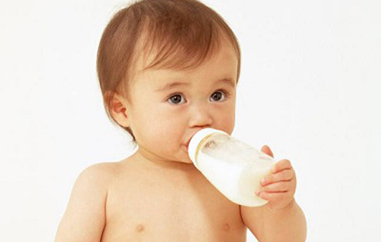 婴儿吃奶噎着怎么办,婴儿吃奶噎着