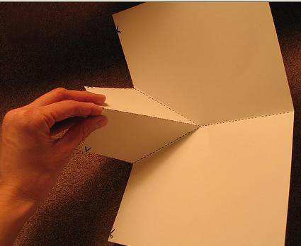 过程3:依据折线将纸张凸出有些折叠，先折垂直线，后折斜线