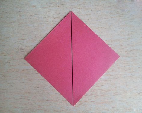 过程1:预备两张赤色彩纸，在其中一张上用尺子和铅笔在对角线上画一条线