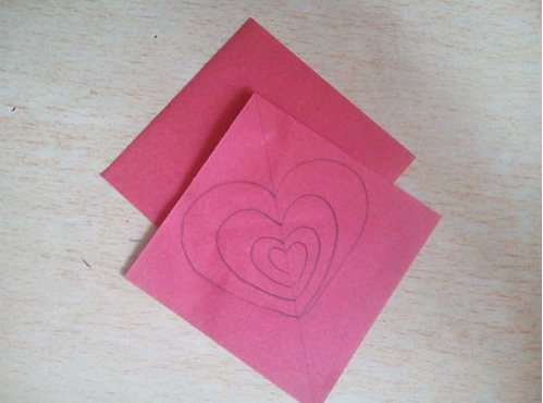 过程4:将另一张纸和这张画了爱心桃的纸堆叠起来