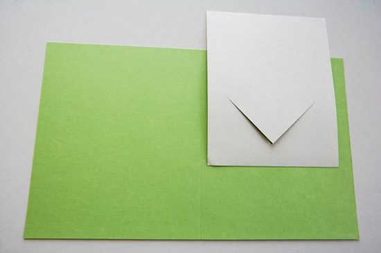 过程4:裁切白色的卡纸，作为内中，裁切出一个倒三角形的构造来