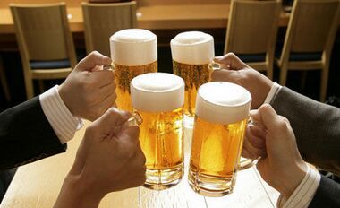 夏季喝啤酒不宜做8件事 男人喝啤酒会有这些危险