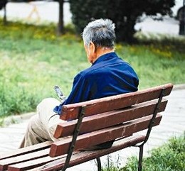  老人常坐硬座当心坐骨结节性滑囊炎