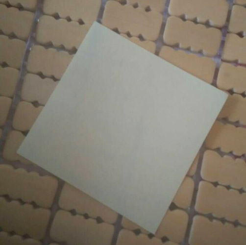 步骤1:准备一张浅黄色正方形卡纸
