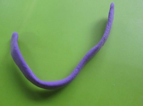 步骤13:搓紫色长条，压扁，作兔先生的围巾