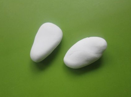 步骤8:搓两个白色锥形，压扁，作兔先生的耳朵