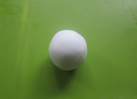 步骤1:搓一个白色圆球