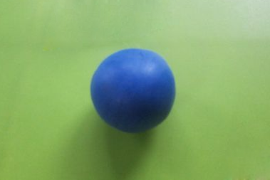 步骤2:再搓一个蓝色圆球，大小与白色圆球差不多