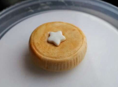 步骤5:用丙烯颜料上色，然后捏一个白色五角星放在上面，超轻粘土月饼就制作完成了~