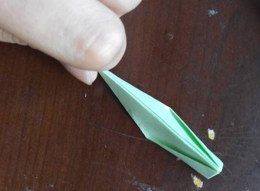 过程7:相同的办法用绿色的纸折过程6中的效果：