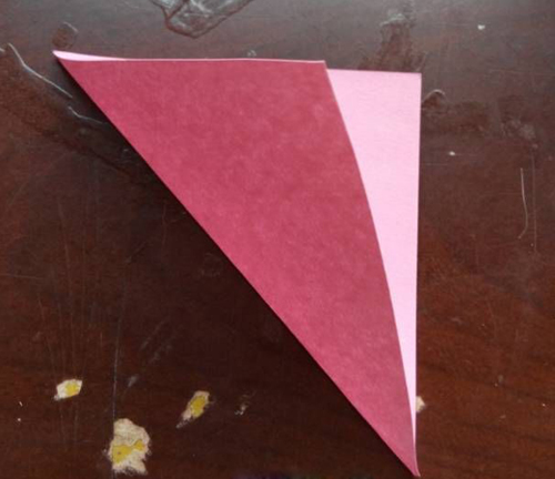 过程1:粉色纸张沿对角线对折