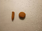 6.用棕色橡皮泥做一个小圆棍和一个小圆饼。