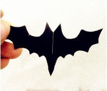 6.把一只蝙蝠从头部沿中线向下剪一个口。