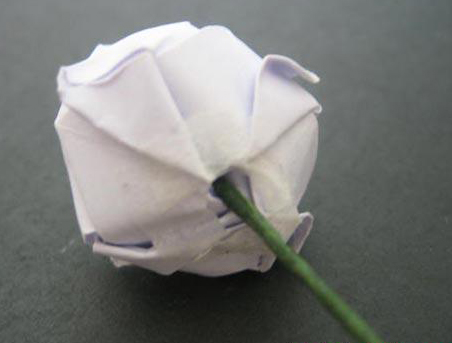 过程47:将铁线刺进花的底部，并在花的底部贴上一些双面胶纸。