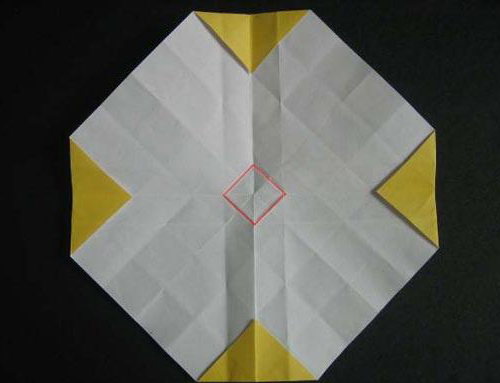 过程14:如图红线所示，中心得到一个正方形折痕。